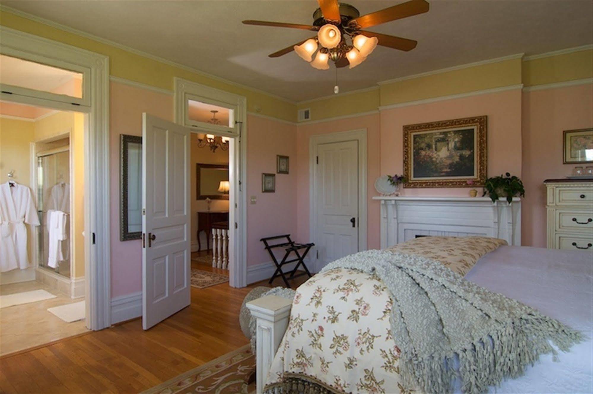 Oak Hill On Love Lane Bed And Breakfast Inn Waynesville Zimmer foto